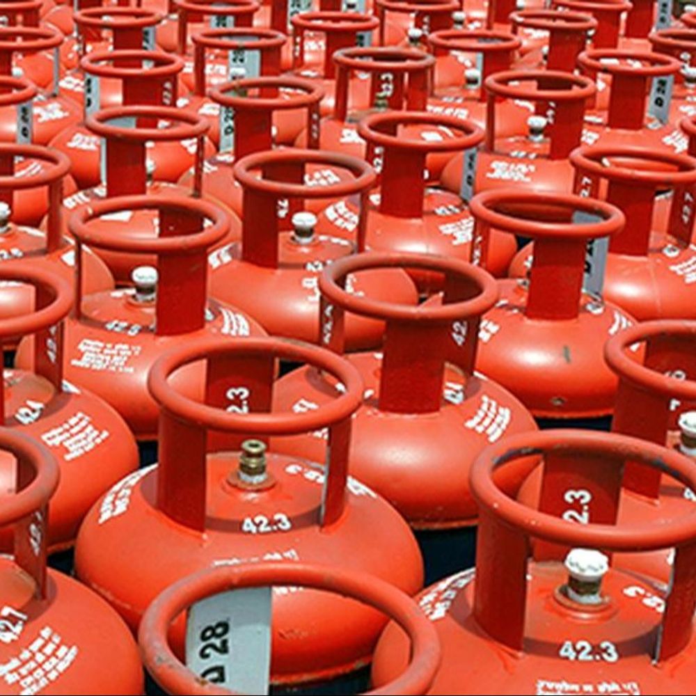 गैस संकट से मेरठ में समोसे-कचौरी बनना बंद:कॉमर्शियल सिलिंडर नहीं मिल रहे, दुकानों में लगे ताले