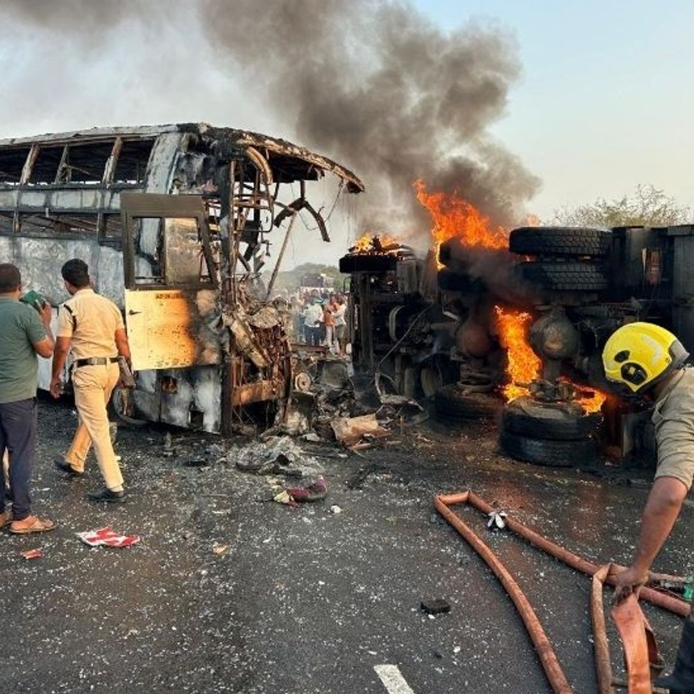 आंध्र प्रदेश-लॉरी से टकराकर बस में आग, 13 जिंदा जले:20 घायल; 3 घंटे में आग पर काबू पाया गया