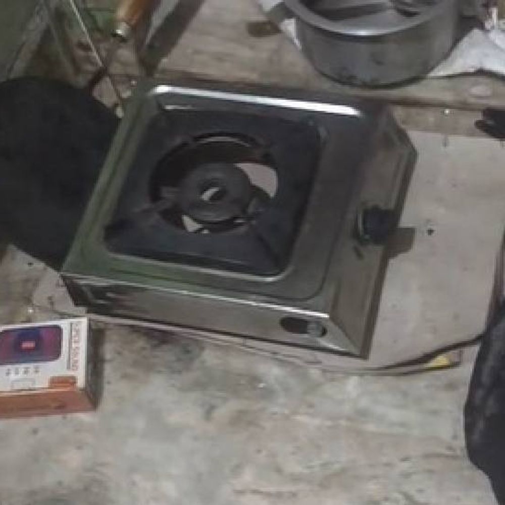 नोएडा के बरौला गांव में गैस लीक से लगी आग:तीन युवक झुलसे, सिलेंडर नहीं फटा, बड़ा हादसा टला