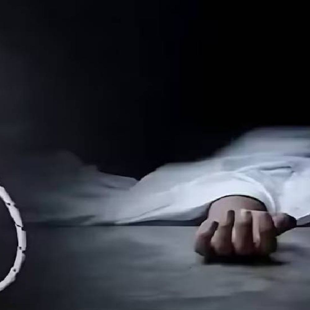 नोएडा में साफ्टवेयर इंजीनियर ने किया सुसाइड:घर के स्टडी रुम में लगाई फांसी, नोट में लिखा "संपत्ति ट्रांसफर में करे मदद"