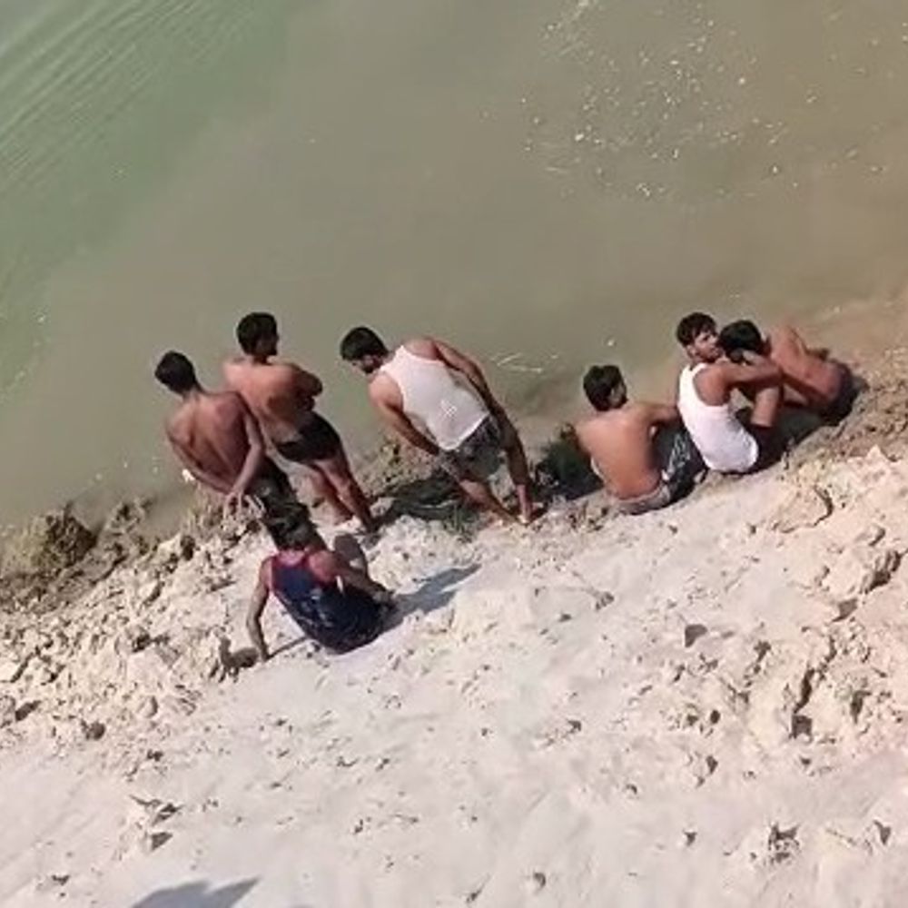 आजमगढ़ में घाघरा नदी में डूबने से युवक की मौत:नहाते समय पैर फिसलने से हुआ हादसा, पूर्व में हो चुकी हैं कई घटनाएं