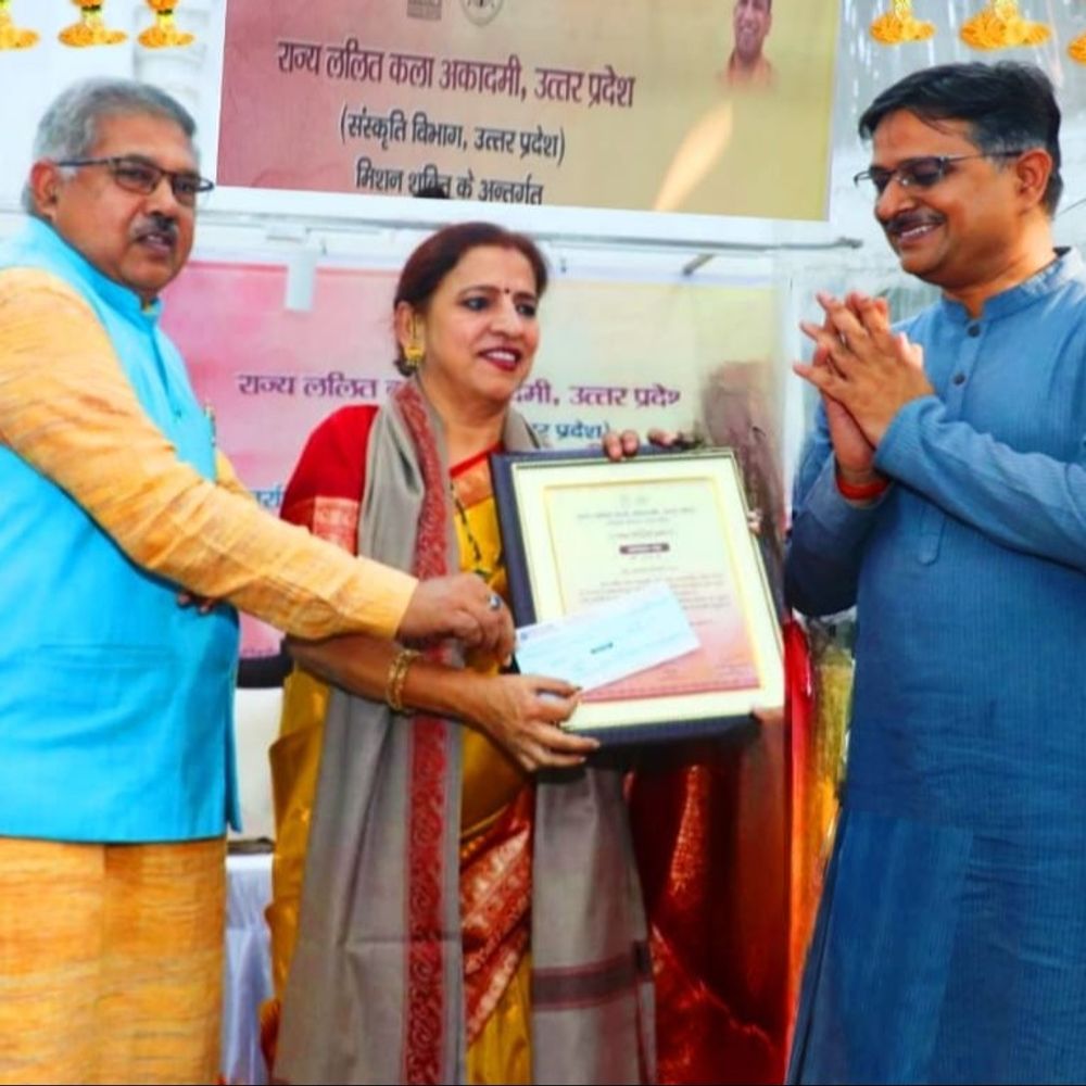 प्रो. अलका तिवारी को राज्य ललित कला अकादमी का सम्मान:मेरठ की प्रोफेसर को लखनऊ में मिला प्रशस्ति पत्र, कई महिलाओं को निशुल्क प्रशिक्षण देकर बनाया आत्मनिर्भर