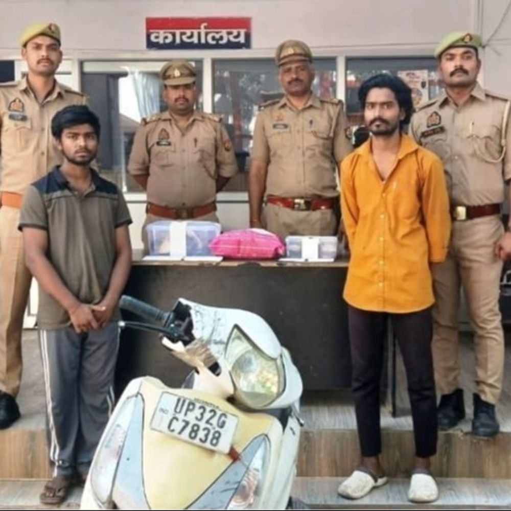 शटर काटकर चोरी करने वाले 2 शातिर गिरफ्तार:दुकान कर्मचारी बताकर बाहर सोने वालों को भगाया, 1.61 लाख नकद बरामद