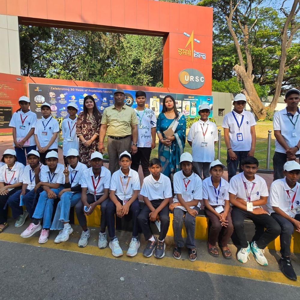 ISRO में ‘मिशन चंद्रयान’ से रूबरू हुए छात्र:वाराणसी, प्रयागराज समेत 11 जनपदों के बच्चों का चल रहा स्पेशल टूर