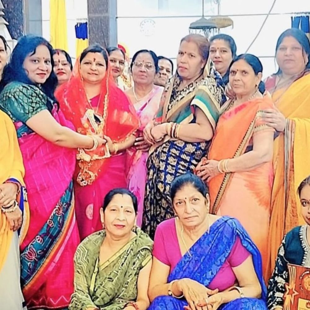 नवरात्रि में भक्ति और सम्मान का संगम:महिलाओं को किया सम्मानित, श्रृंगार सामग्री वितरित