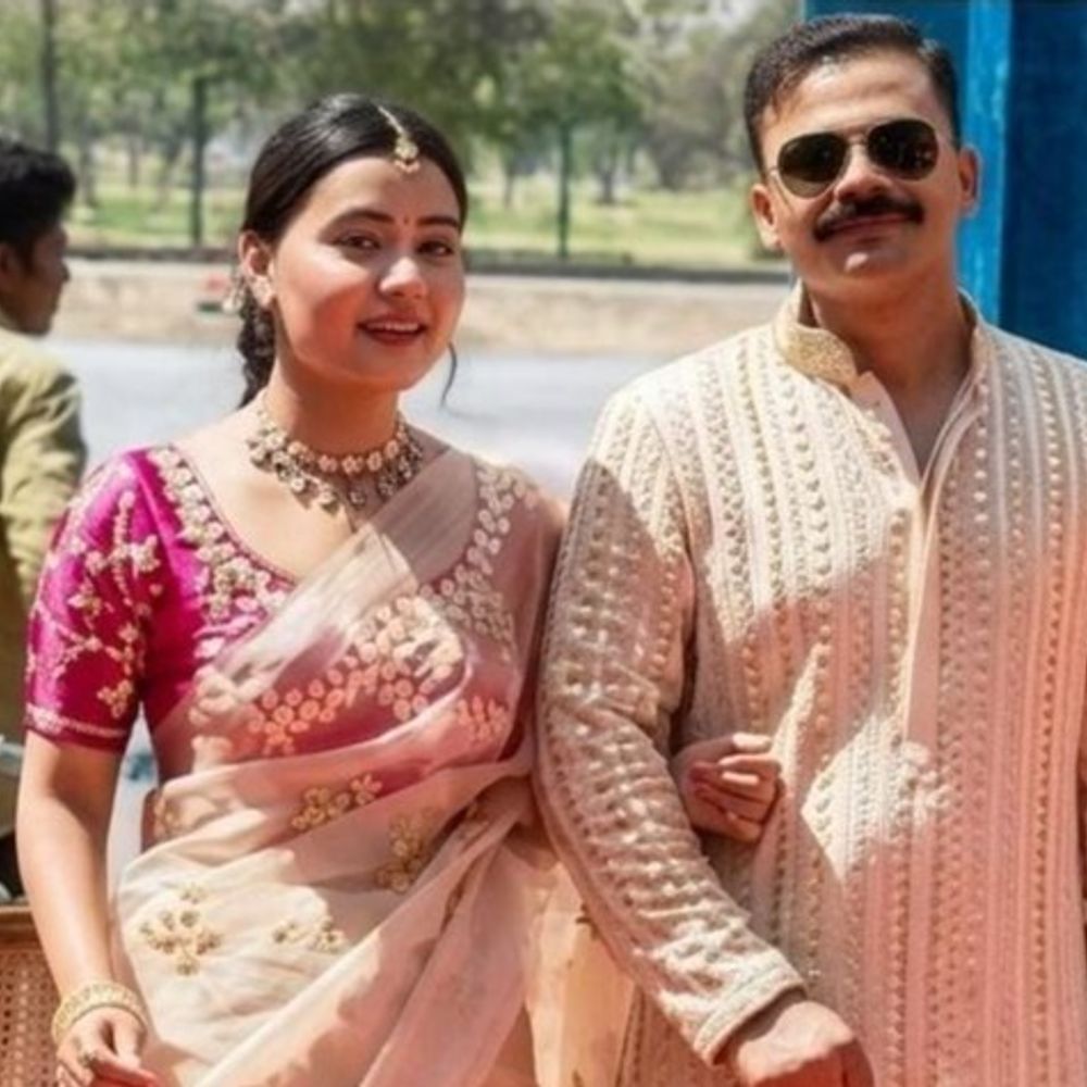 IPS केके विश्नोई और अंशिका वर्मा की सगाई:संभल एसपी ने काला चश्मा लगाया, बाहों में बाहें डाले डांस करते दिखे