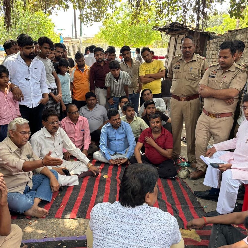 आगरा में मासूम की बेरहमी से हत्या:विधायक और समाजसेवी ने परिवार से की मुलाकात, बोले-आरोपी को बख्शा नहीं जाएगा