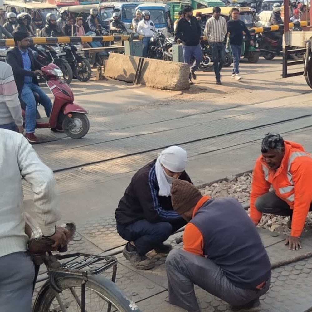 आगरा में बिचपुरी–ईदगाह के बीच फाटक नंबर 8 रहेगा बंद:वैकल्पिक मार्ग से गुजरेंगे वाहन