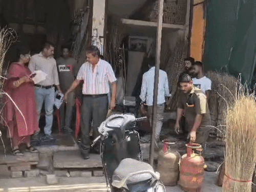 कोटा में चूल्हा-सेंटर पर सिलेंडर की अवैध रिफिलिंग करते पकड़ा:  रेस्टोरेंट पर घरेलू सिलेंडर उपयोग करते कार्रवाई; रसद विभाग ने मामला कराया दर्ज – Kota News