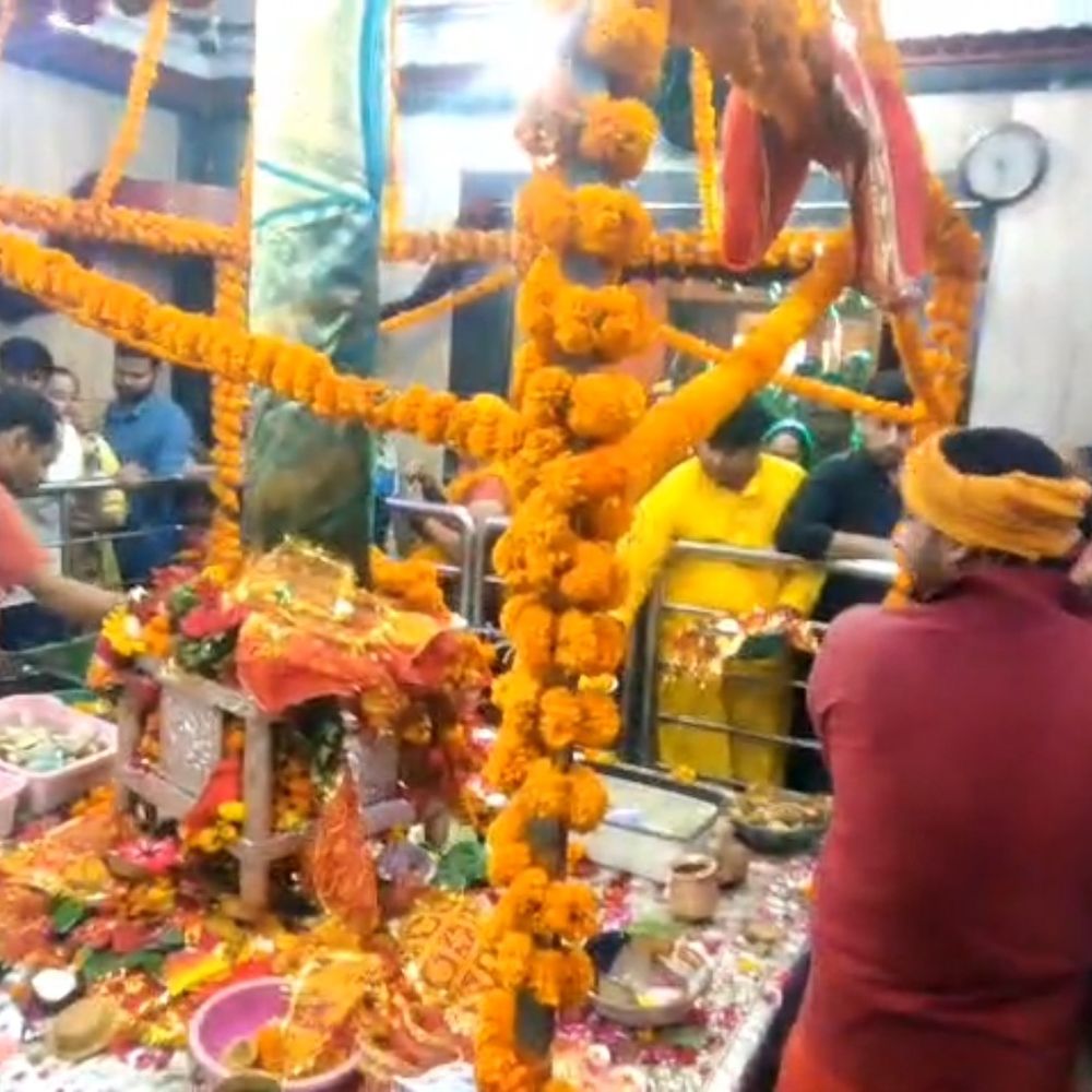 राम नवमी और चैत्र नवरात्रि की नवमी आज:प्रयागराज में आस्था का सैलाब, मंदिरों में उमड़ी भीड़, दर्शन को लम्बी कतारें लगी