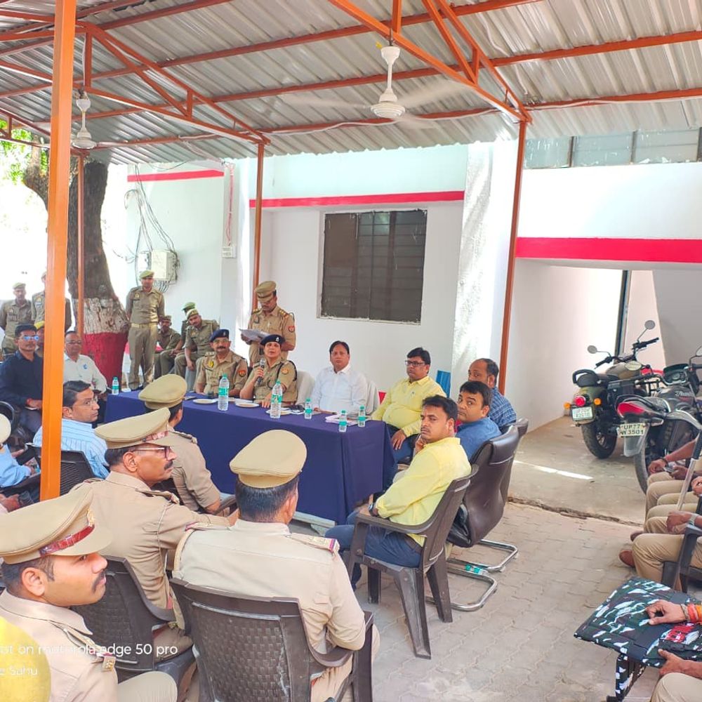 महोबा में रामनवमी जुलूस को लेकर पुलिस-प्रशासन अलर्ट:एएसपी और एडीएम ने सुरक्षा व्यवस्था की ब्रीफिंग की