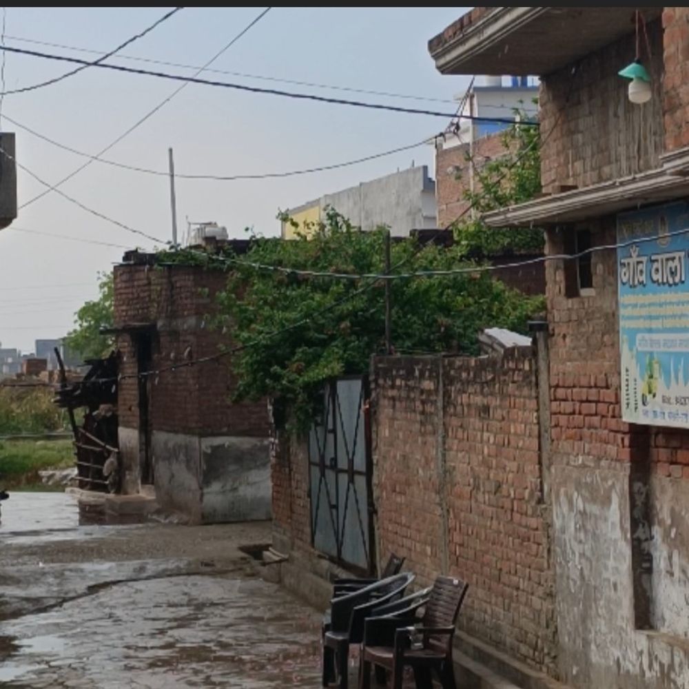 जालौन में हुई आंधी और बारिश:कटी फसलें भीगने से किसानों की चिंता बढ़ी, सुरक्षित करने में जुटे