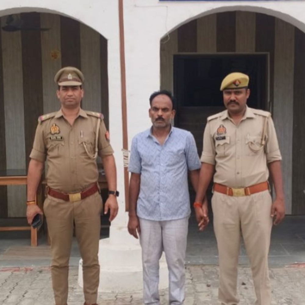 बलरामपुर में धोखाधड़ी, जाली दस्तावेज मामले में आरोपी गिरफ्तार:पुलिस ने ओवरब्रिज के पास से दबोचा, आपराधिक षड्यंत्र का आरोप