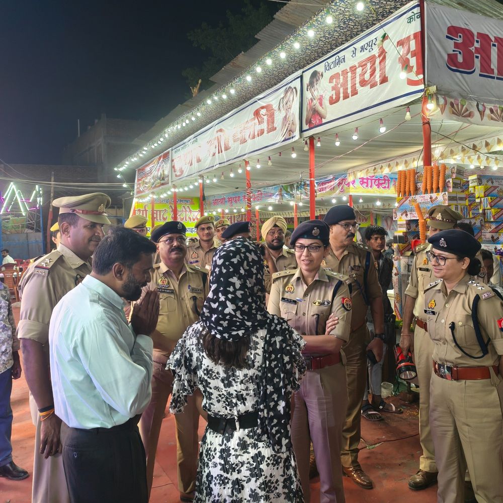 नवरात्रि पर सख्ती, अकबरपुर में एसपी का पैदल गश्त:कानून-व्यवस्था का जायजा लिया, प्रदर्शनी स्थल का भी निरीक्षण