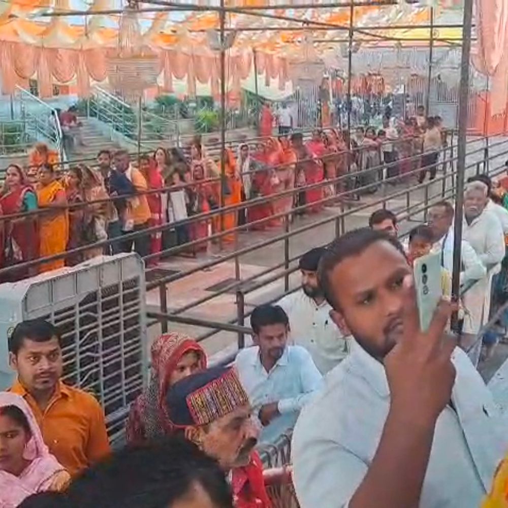 रामनवमी पर मां बेल्हा देवी मंदिर में भक्तों की भीड़:प्रतापगढ़ में श्रद्धालुओं ने दर्शन-पूजन बाद किया हवन