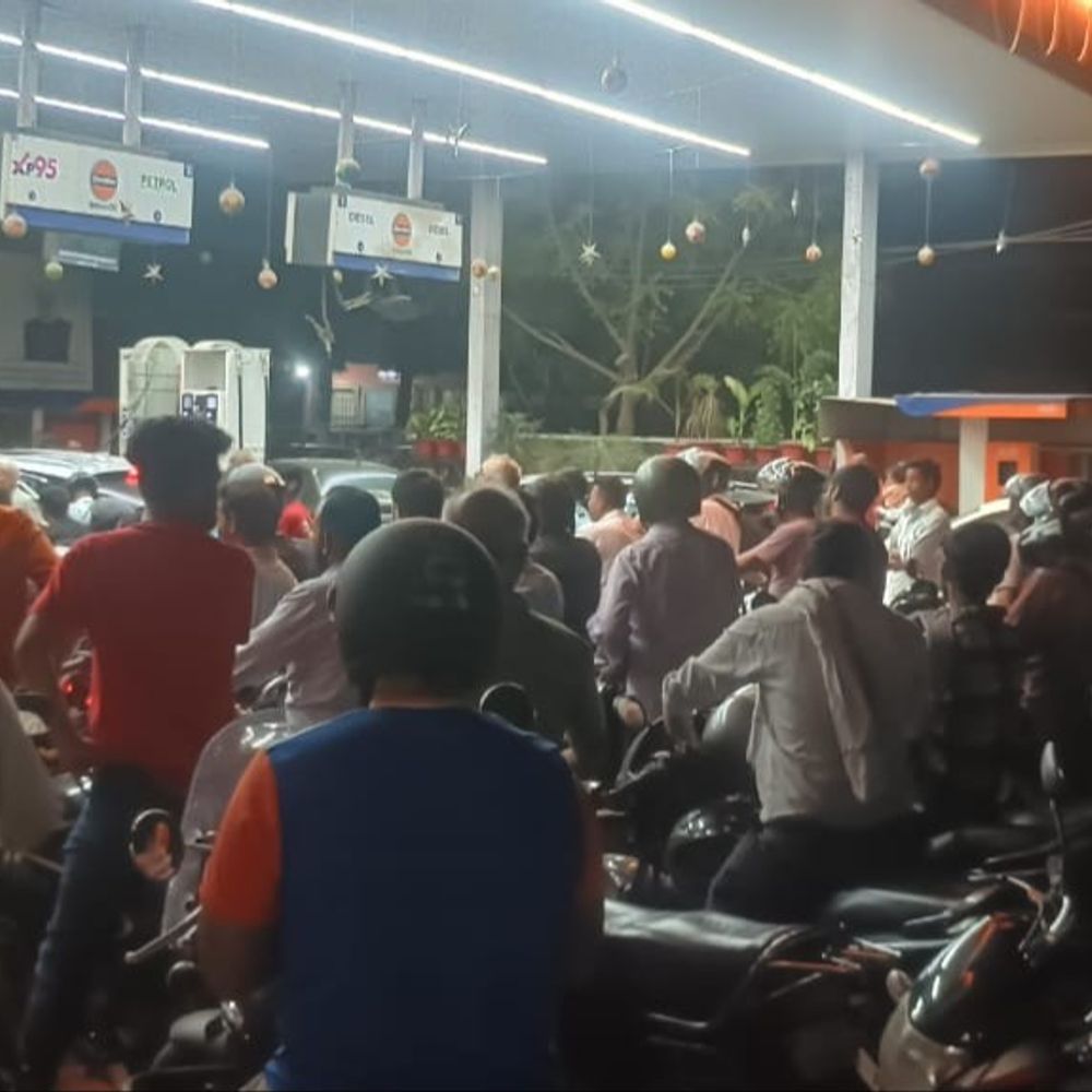 लखनऊ में पेट्रोल को लेकर डर , रातभर लगी लाइन:कीमत बढ़ने की आशंका से पंपों पर उमड़ी भीड़, अफवाहों ने बढ़ाई बेचैनी