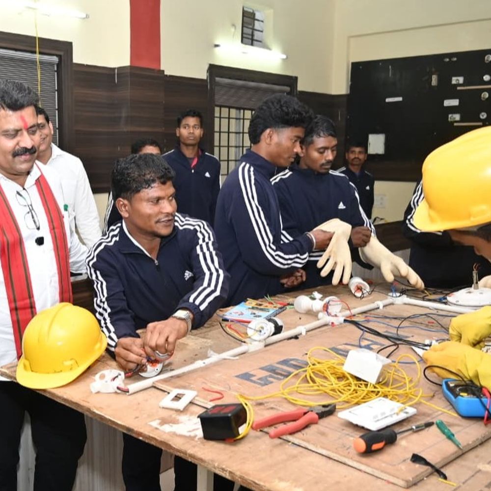 पुनर्वास-केंद्र के युवाओं को डिप्टी सीएम ने इलेक्ट्रिकल टूल-किट बांटे:  दंतेवाड़ा में विजय शर्मा ने रोजगार से जोड़ने और आत्मनिर्भर बनाने पर दिया जोर – Jagdalpur News