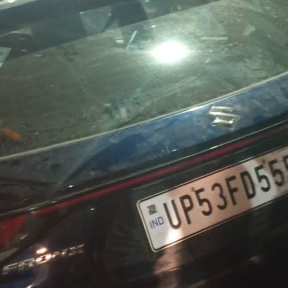 देवरिया में तेज रफ्तार कार डिवाइडर से टकराई:हादसे में सवार बाल-बाल बचे, कार क्षतिग्रस्त