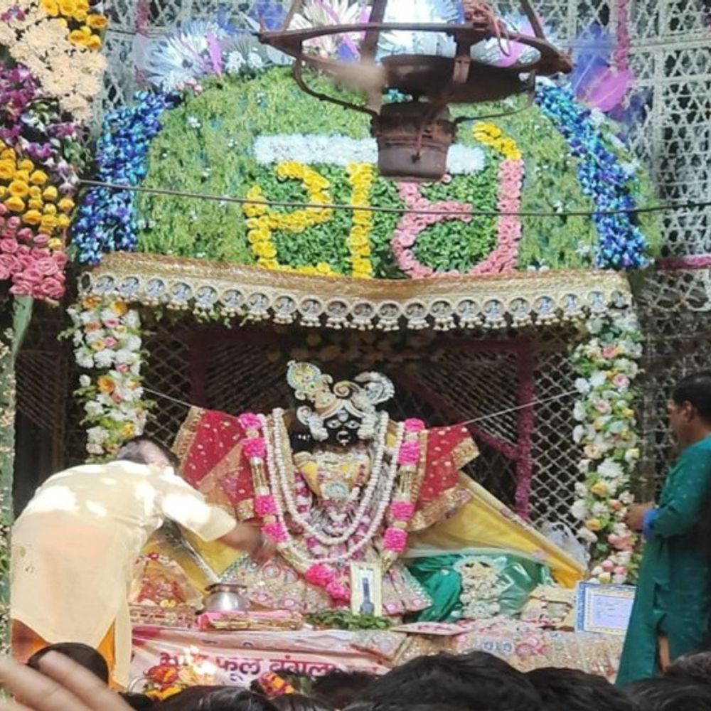 फूल बंगलों में विराजेंगे बांके बिहारी:इस बार 138 दिन में बनेंगे 274 फूल बंगले, 1.50 लाख करना होगा एक बंगला के लिए मंदिर कार्यालय में जमा