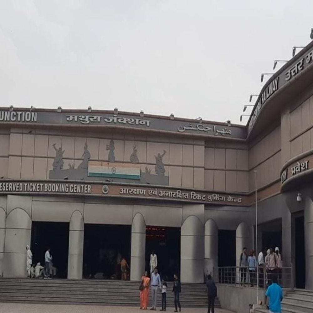 मथुरा जंक्शन पर चलती ट्रेन से गिरा यात्री, CCTV:RPF सिपाही ने खींचकर बचाई जान, बैलेस बिगड़ने से हादसा