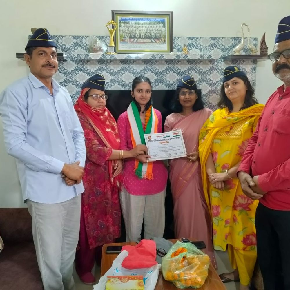हापुड़ की शिवानी त्यागी ने यूपीएससी परीक्षा उत्तीर्ण की:राष्ट्रीय सैनिक संस्था ने किया सम्मानित, उज्ज्वल भविष्य की कामना की