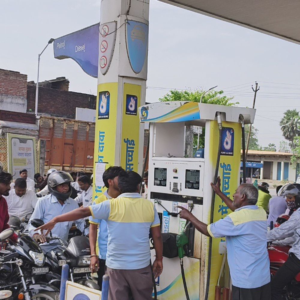 मऊ में पेट्रोल खत्म होने की अफवाह से हड़कंप:पंपों पर लगी लंबी कतारें, लिमिट तय; लोगों से अफवाहों पर ध्यान नहीं देने की अपील