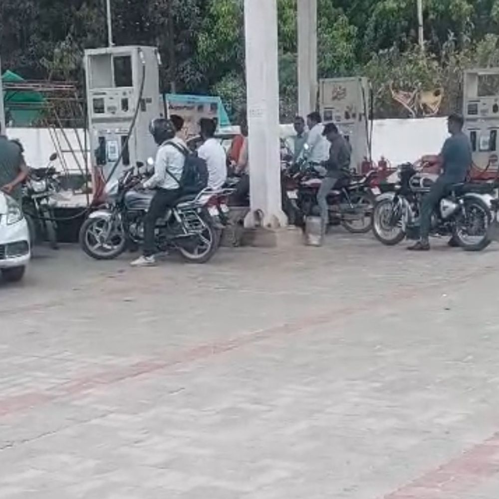 अंबेडकरनगर में पेट्रोल पंपों पर भीड़ थमी:प्रशासन की सख्ती के बाद हालात सामान्य, कालाबाजारी रोकने को कर्मी तैनात