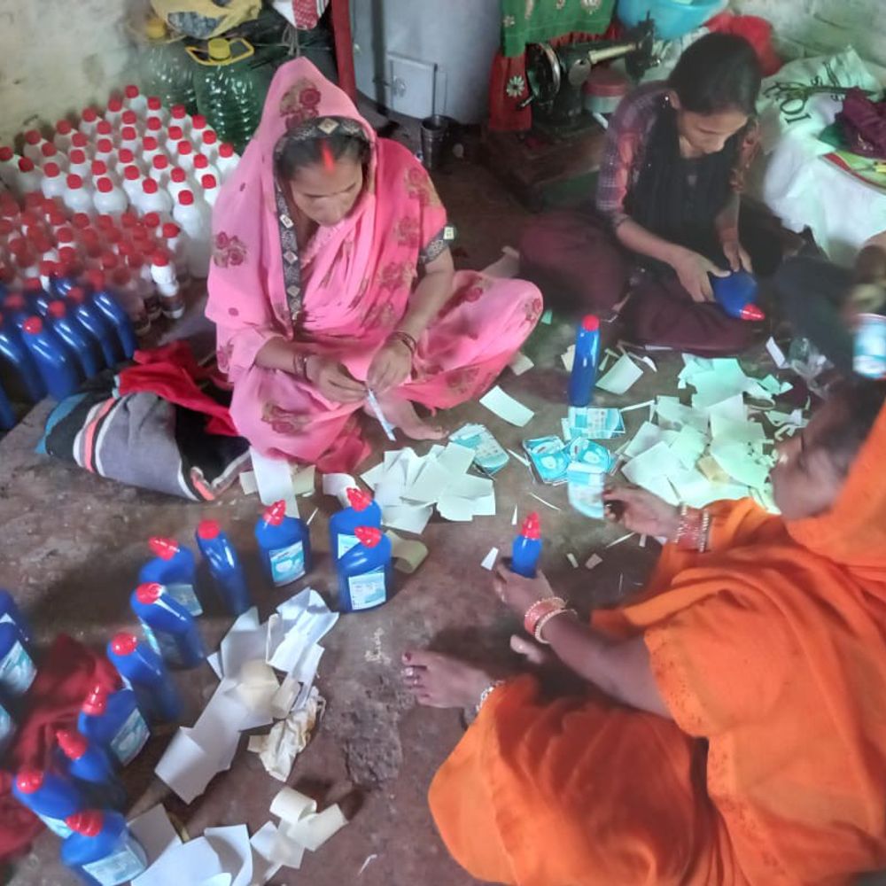 स्वयं सहायता समूह का फिनायल सरकारी विभागों में होगा उपयोग:जौनपुर में महिलाओं को मिलेगा बाजार, सशक्तिकरण को बढ़ावा