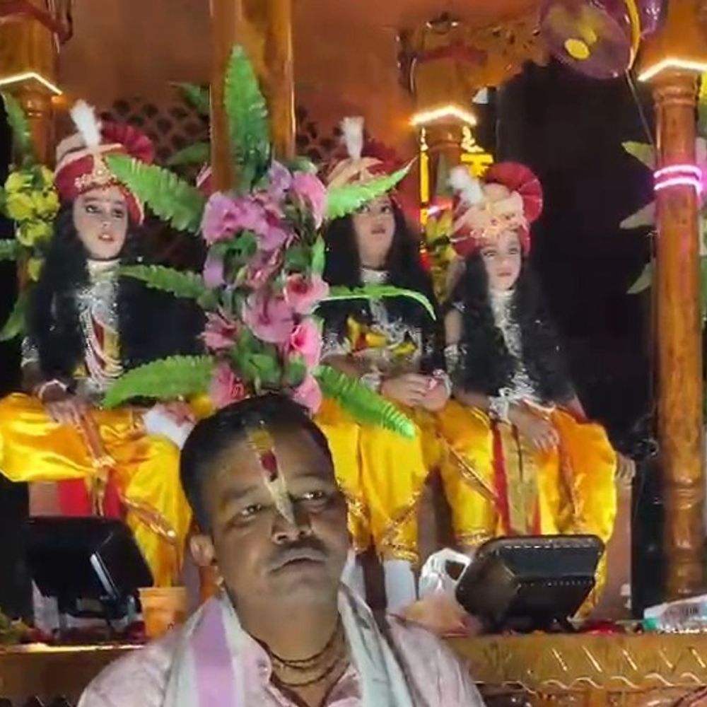 रामनवमी पर फर्रुखाबाद में निकल रही शोभायात्रा:बड़ी संख्या में लोग हुए शामिल, जगह-जगह पुष्प वर्षा