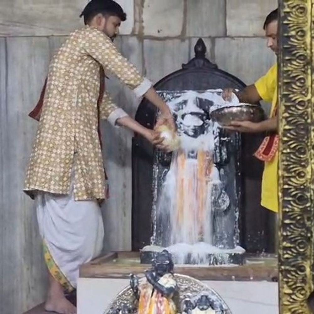 मथुरा के द्वारकाधीश मंदिर में दर्शन को उमड़ी भीड़:रामनवमी पर भगवान का हुआ अभिषेक, जय श्रीराम के जयकारे लगाए