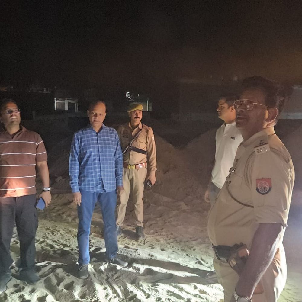 कटरी पीपर खेड़ा में अवैध खनन पर कार्रवाई:उन्नाव प्रशासन ने मिट्टी-बालू का डंप सीज किया, माफियाओं में हड़कंप