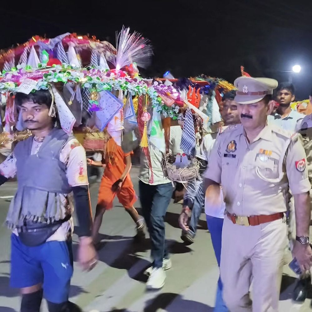रातभर सड़कों पर पुलिस कांवड़ियों के साथ चली:मैनपुरी में रामनवमी से पहले पुलिस बनी ‘सेवक’, कांवड़ियों की राह खुद संभाली