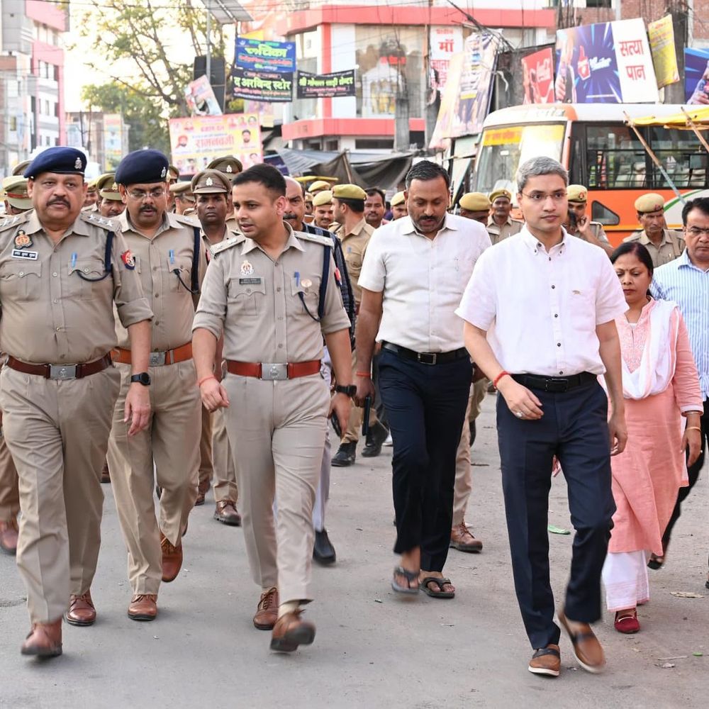 शोभायात्रा से पहले डीएम-एसपी ने किया फ्लैग मार्च:सुरक्षा व्यवस्था का जायजा लिया, अतिक्रमण हटाने के निर्देश दिए