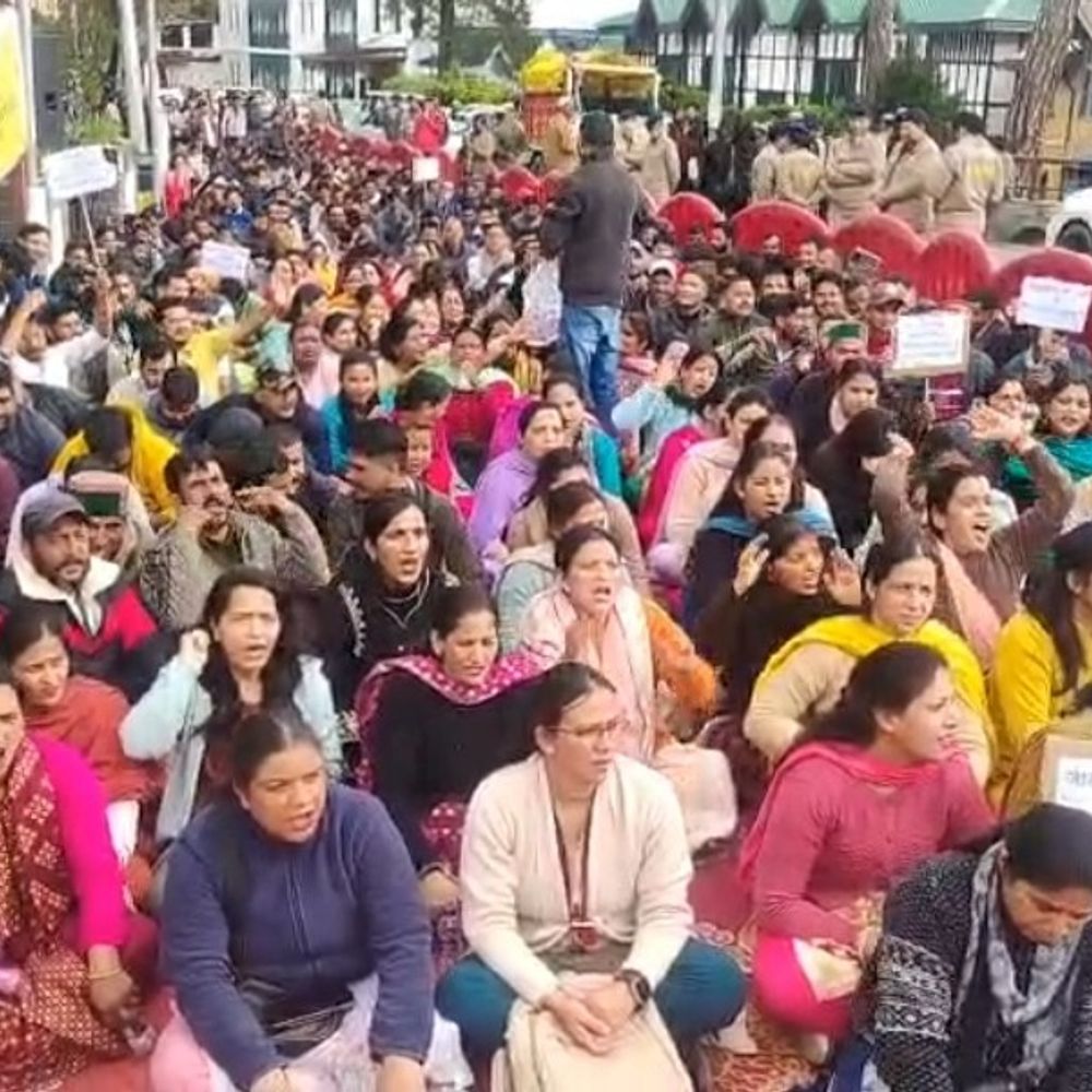 शिमला में आउटसोर्स कर्मचारियों का हल्ला बोल:  स्थायी नीति को लेकर किया प्रदर्शन, समान वेतन और नौकरी में सुरक्षा की मांग – Shimla News