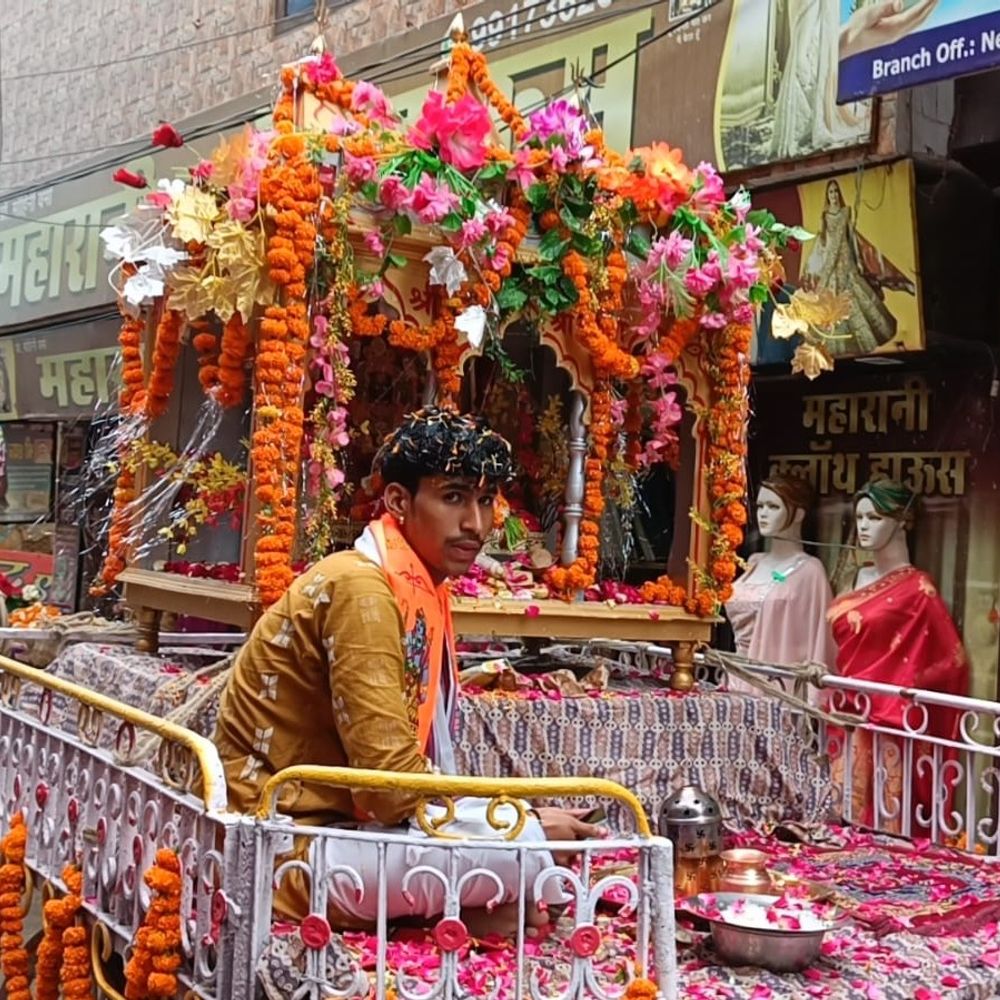 अमरोहा में रामनवमी पर निकली भव्य शोभायात्रा:झांकियां और भजन आकर्षण का केंद्र, रास्ते में लोगों ने फूल बरसाए