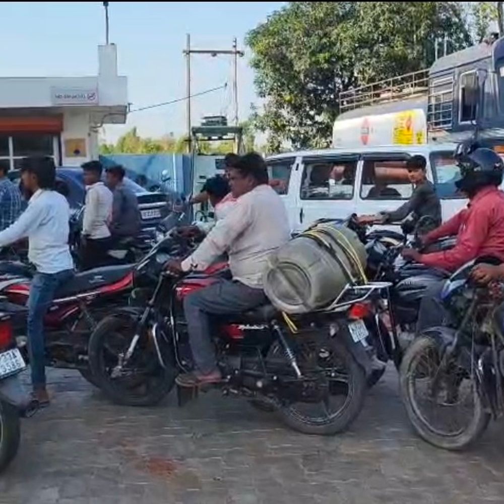 पेट्रोल-डीजल की कमी की अफवाह से रायबरेली में हड़कंप:पंपों पर लंबी कतारें, प्रशासन ने कहा- ईंधन पर्याप्त है, अफवाहों से बचें