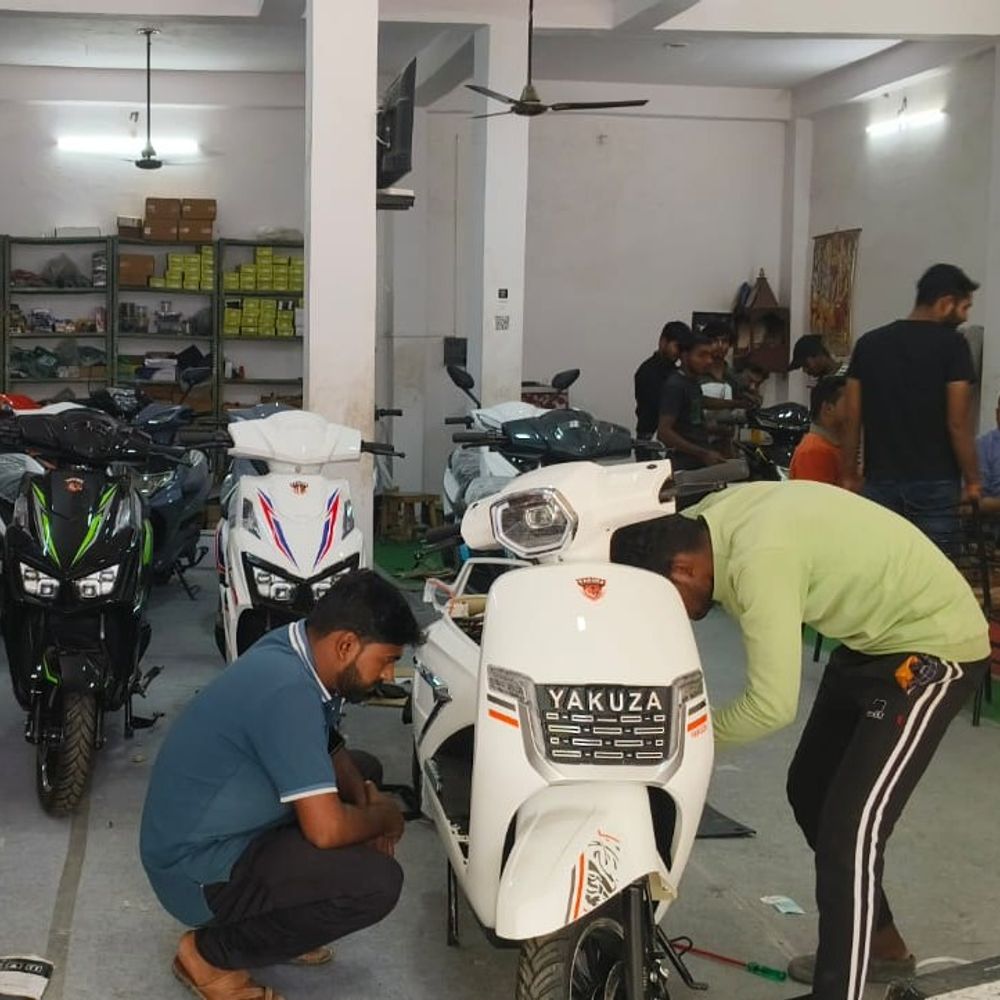 इलेक्ट्रिक वाहनों की मांग तीन गुना बढ़ी:30-60 हजार में मिल रहे, पेट्रोल-डीजल की बढ़ती कीमतों ने बिगाड़ा बजट