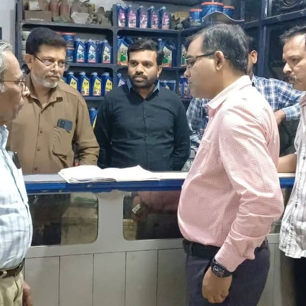 ललितपुर में डीएम-एसपी ने पेट्रोल पंपों का निरीक्षण किया:सुरक्षा व्यवस्था, सीसीटीवी और आपूर्ति की जांच की