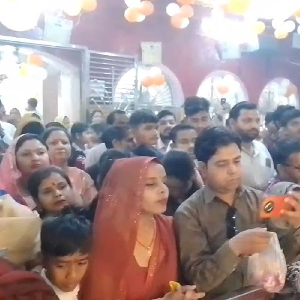 फर्रुखाबाद में नवमी पर मंदिरों में भीड़:देवी मंदिर में उमड़े श्रद्धालु, कन्या भोज का आयोजन, गूंजे जयकारे