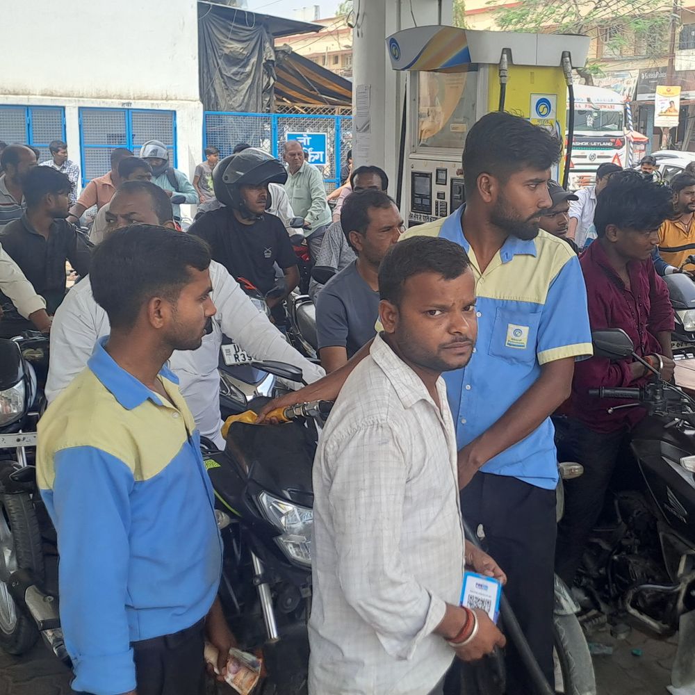 बलरामपुर में पेट्रोल-डीजल आपूर्ति सामान्य:डीएम ने लोगों से अफवाहों पर ध्यान न देने की अपील की