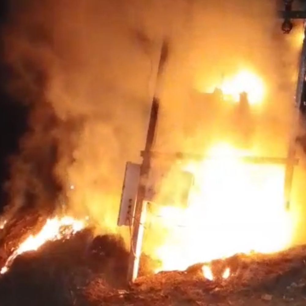 संभल में 40 KVA ट्रांसफार्मर में लगी आग:125 घरों की बिजली गुल, 20 घंटे बाद बहाल हुई सप्लाई