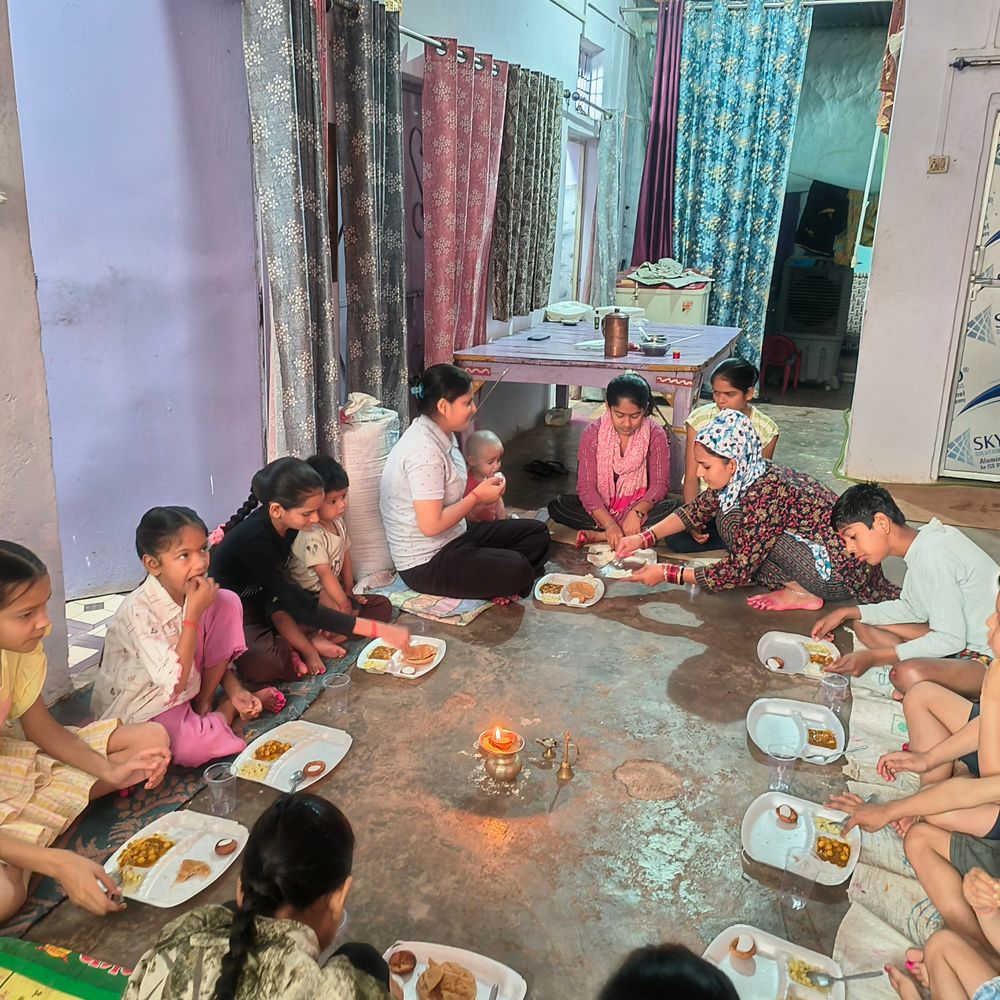 घाटमपुर में घर-घर हुआ कन्या पूजन:कन्याओं को तिलक लगाकर उतारी आरती, भक्तों ने पैर छूकर लिया आशीर्वाद