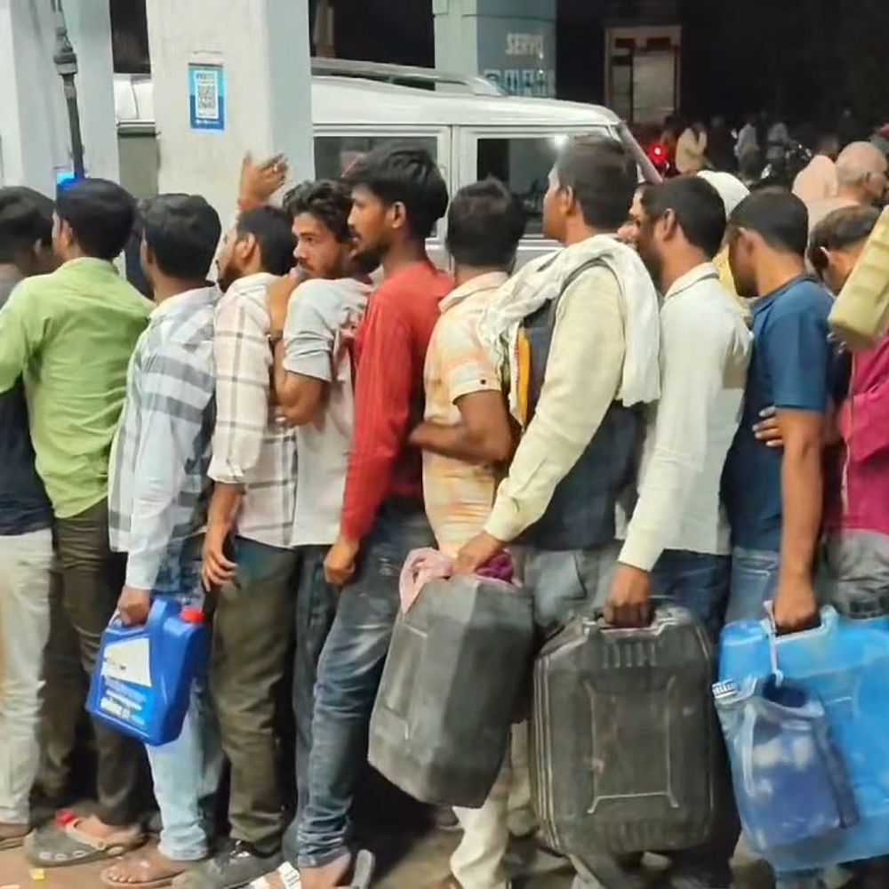 पेट्रोल पंपों पर तीसरे दिन भी देर रात तक भीड़:गोंडा में लोग डिब्बे-ड्रम लेकर लाइन में लगे, धक्का-मुक्की, गाली गलौज