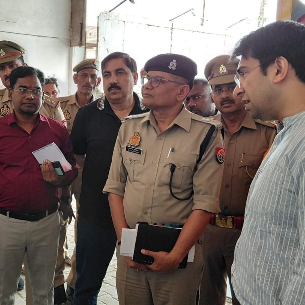 हाथरस में DM ने किया पेट्रोल पंपों का निरीक्षण:बोले- जिले में पर्याप्त पेट्रोल-डीजल उपलब्ध, लोग अफवाहों पर ध्यान न दें