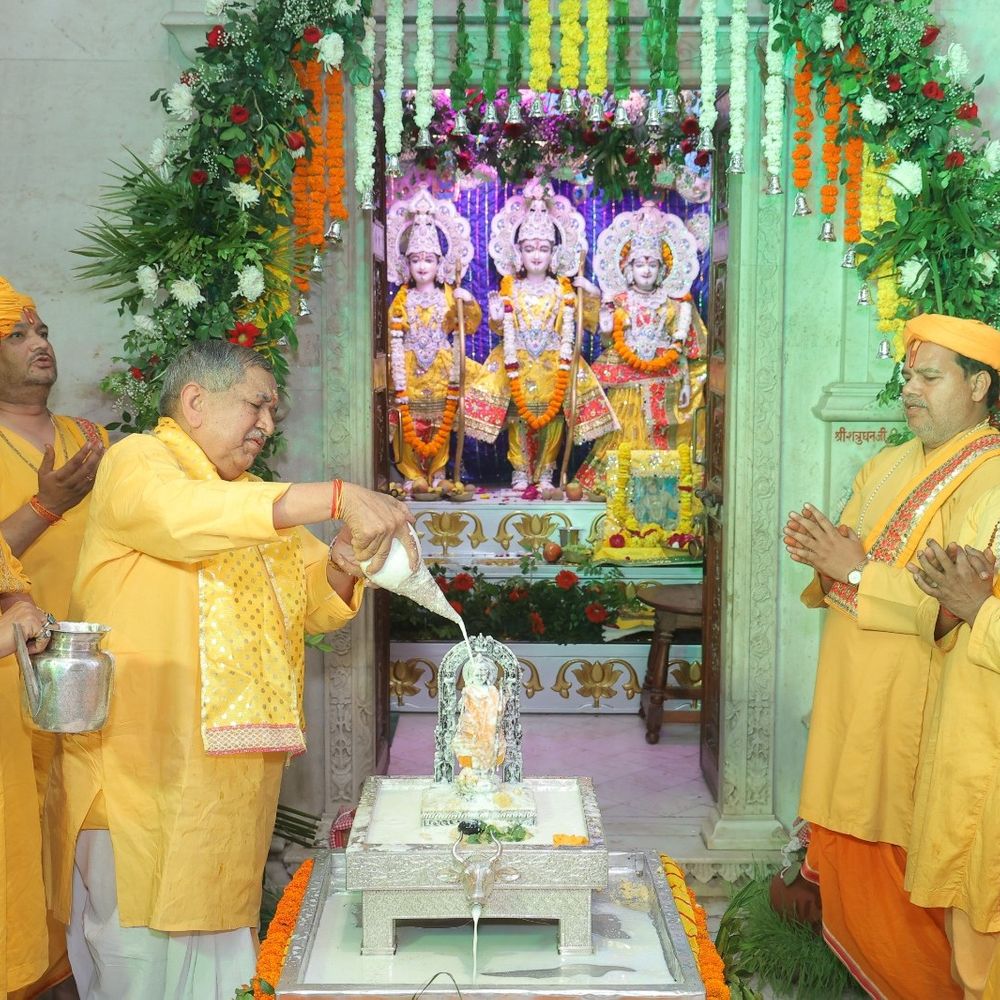 रामनवमी पर मथुरा में दिखा दिव्य संगम:श्रीकृष्ण ने बांसुरी छोड़ धनुष धारण कर रामस्वरूप में भक्तों को दिए दर्शन