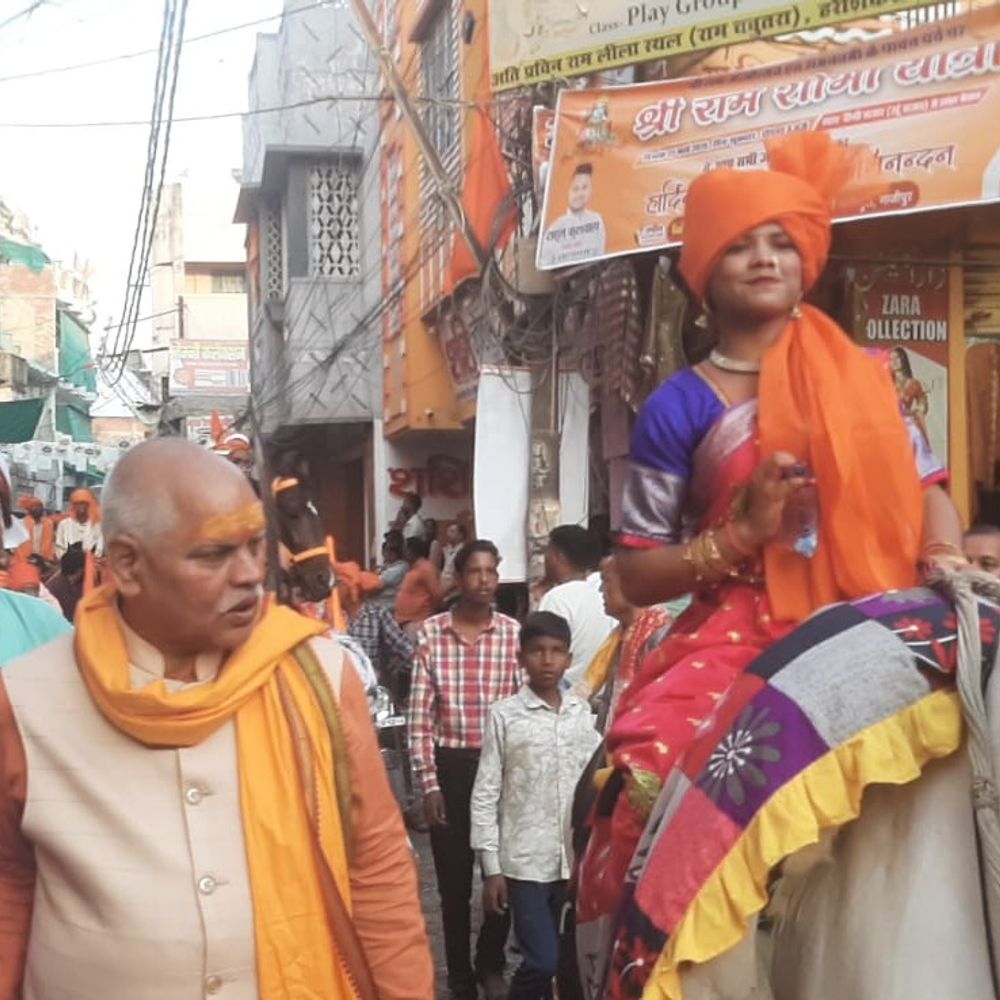 गाजीपुर में रामनवमी पर निकली भव्य शोभायात्रा:शहरभर में झांकियां निकलीं, युवा तलवारबाजी करते दिखे; हजारों श्रद्धालु हुए शामिल