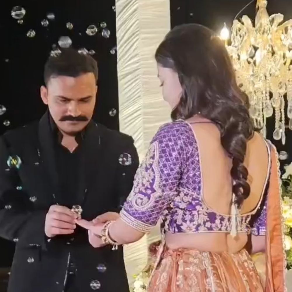 IPS कृष्ण बिश्नोई और अंशिका वर्मा की सगाई हुई:संभल में कार्यक्रम, एक-दूसरे को अंगूठी पहनाकर अतिथियों का अभिवादन किया