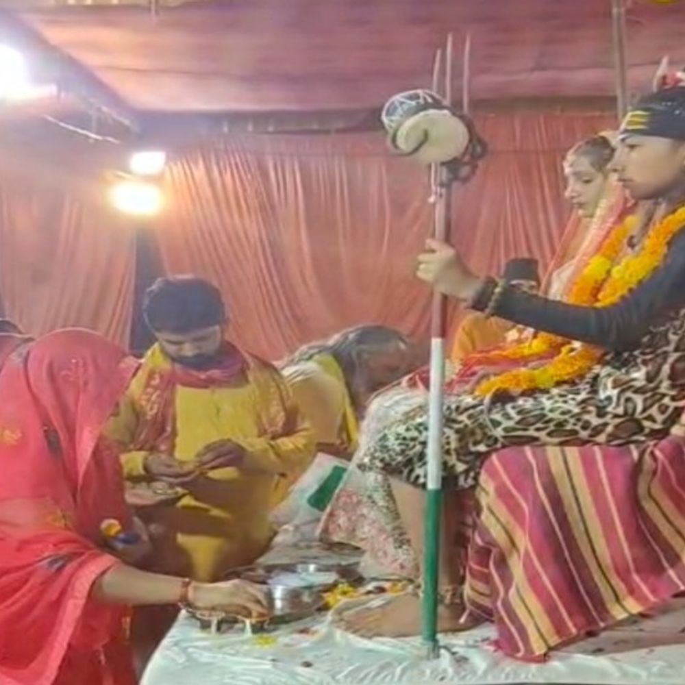देवी महापुराण कथा में उमड़ा श्रद्धा का सैलाब:सुल्तानपुर में बेटियों के गुणों और भगवान वाराह के अवतार का वर्णन
