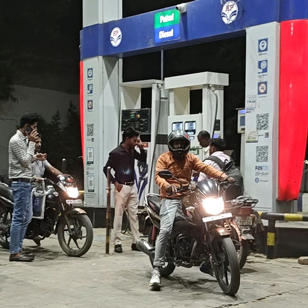 कन्नौज में पेट्रोल-डीजल की अफवाहें, लोग कर रहे भंडारण:एक पम्प पर नहीं मिल रहा तेल, जिला पूर्ति अधिकारी बोले- जिले में पर्याप्त स्टॉक