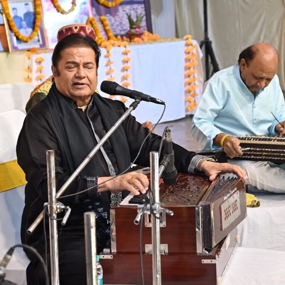 भजन सम्राट अनूप जलोटा ने प्रयागराज में दी प्रस्तुति:ऐसी लागी लगन पर झूमे दर्शक युवाओं को बताया संगीत सफलता का मूल मंत्र